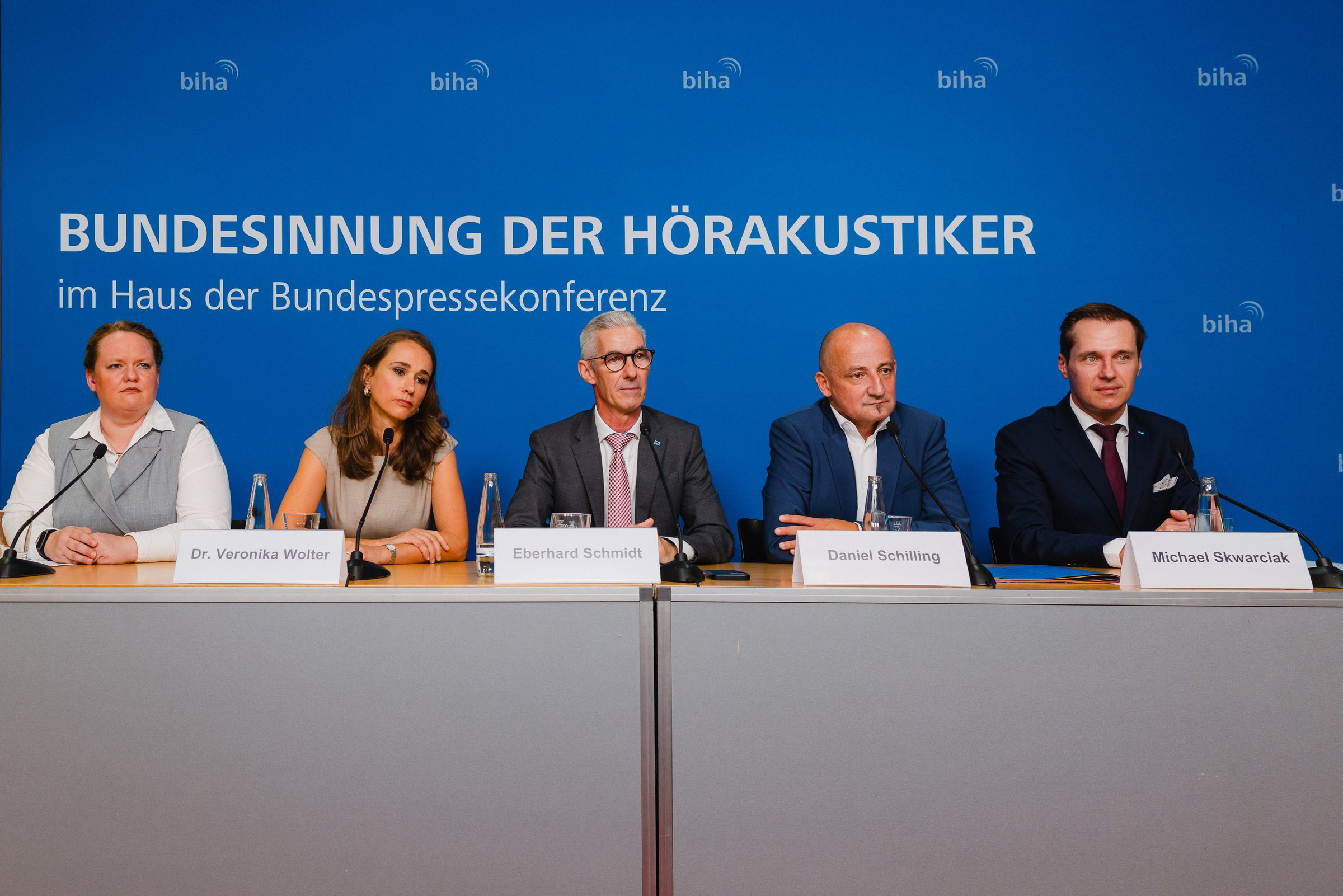 Pressekonferenz der Bundesinnung der Hörakustiker im Haus der Bundespressekonferenz, fünf Personen sitzen am Podium vor einer blauen Wand