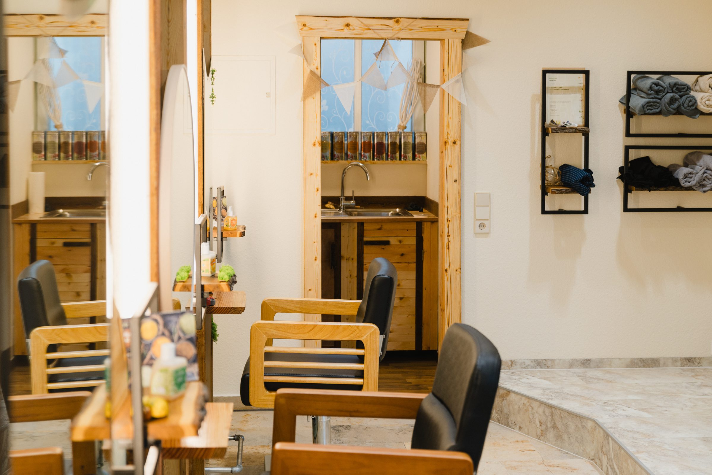 Friseursalon von Colli Natur Friseure mit Holzspiegeln und Bedienplätzen