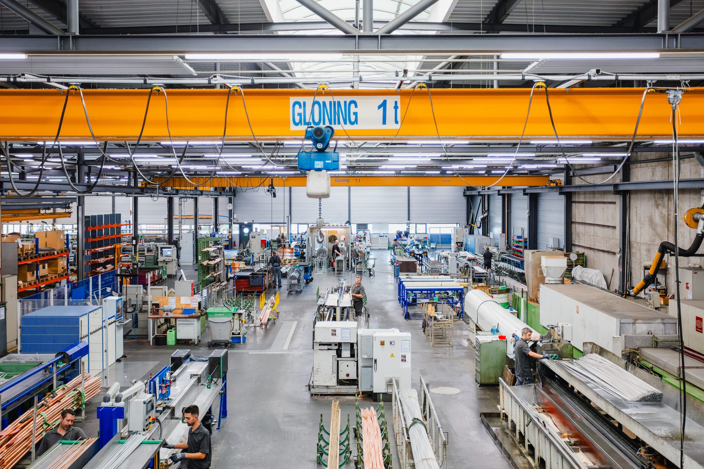 Blick von oben in die Produktionshalle von Eugen Geyer mit Hallenkran, Fertigungsanlagen und Mitarbeitern