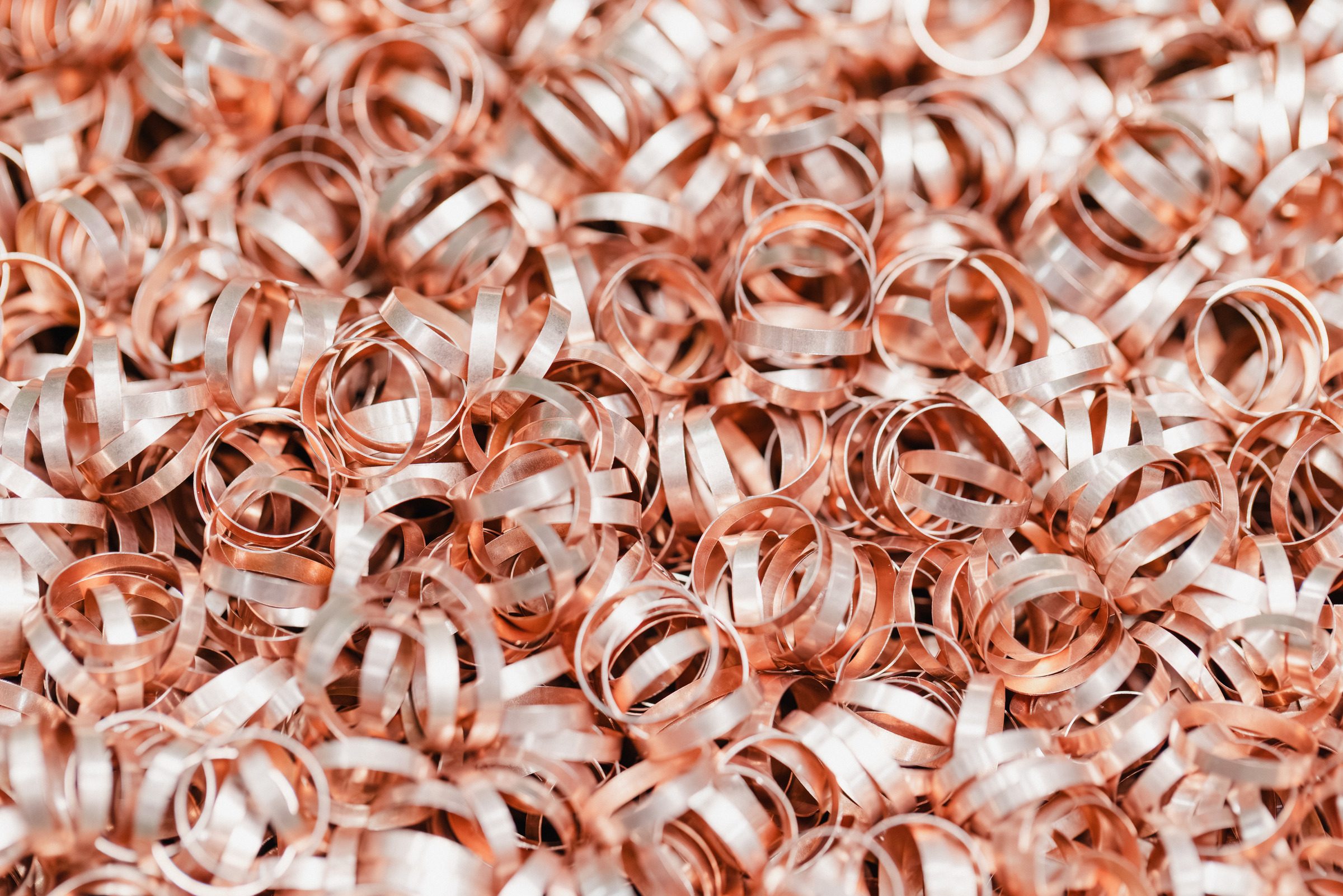 Viele kleine Ringe aus dünnem Kupferband, Produktdetail von Eugen Geyer
