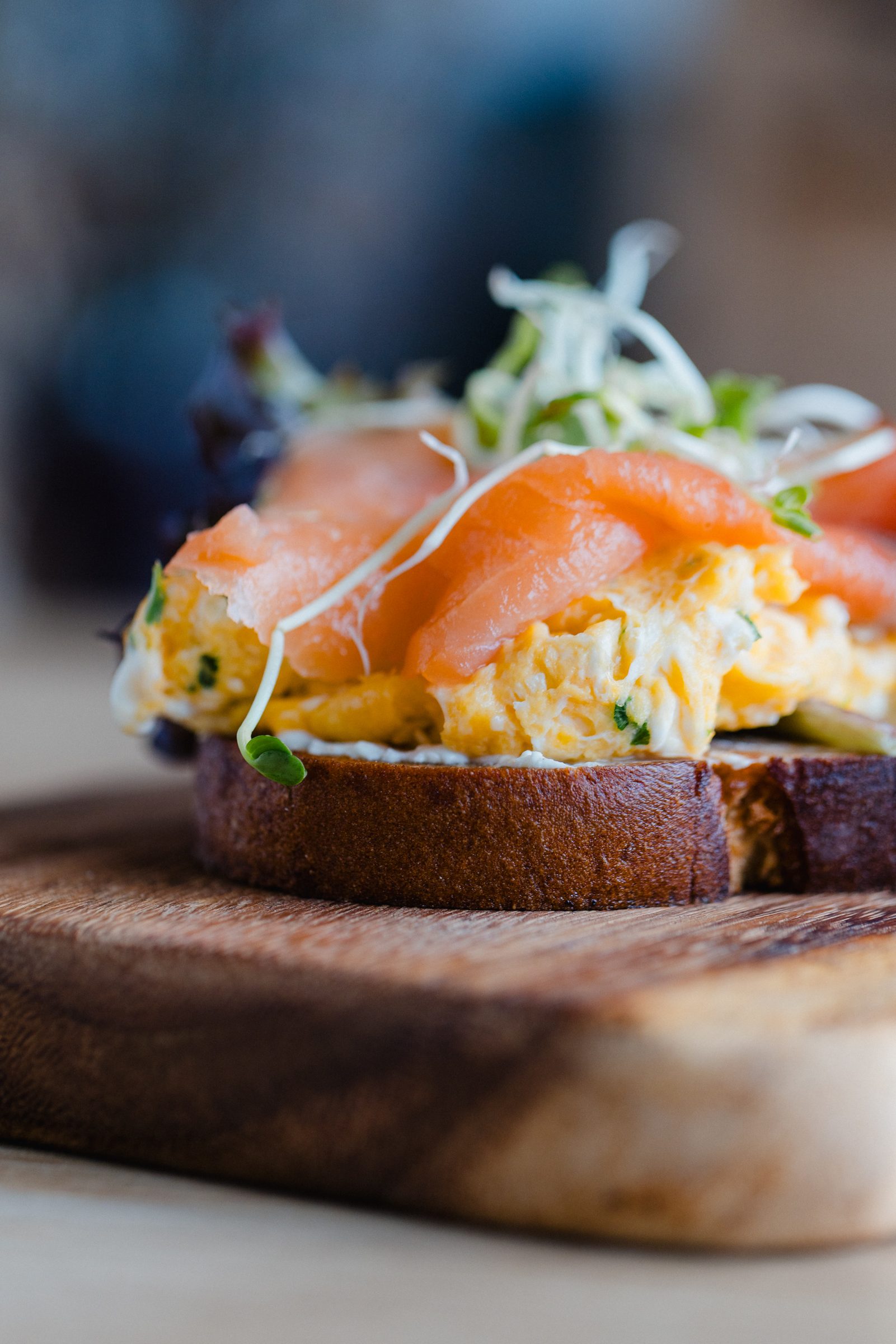 Brot mit Rührei, Räucherlachs und Kresse auf einem Holzbrett im Café Emilie des Hotel Engelhorn