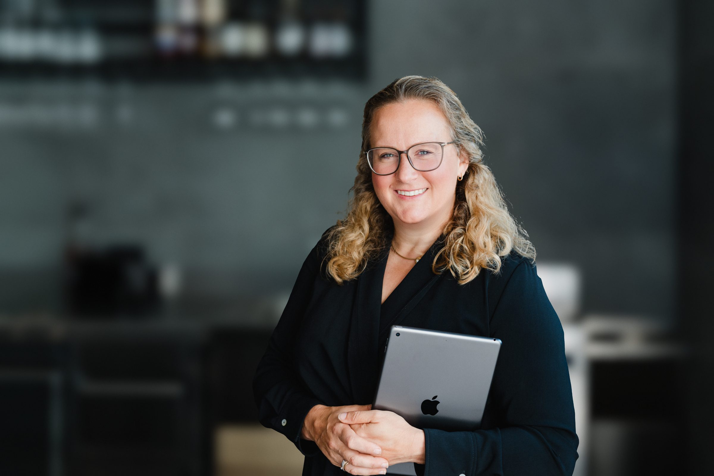 Gastgeberin des Hotel Engelhorn mit Tablet in der Hand im Restaurant