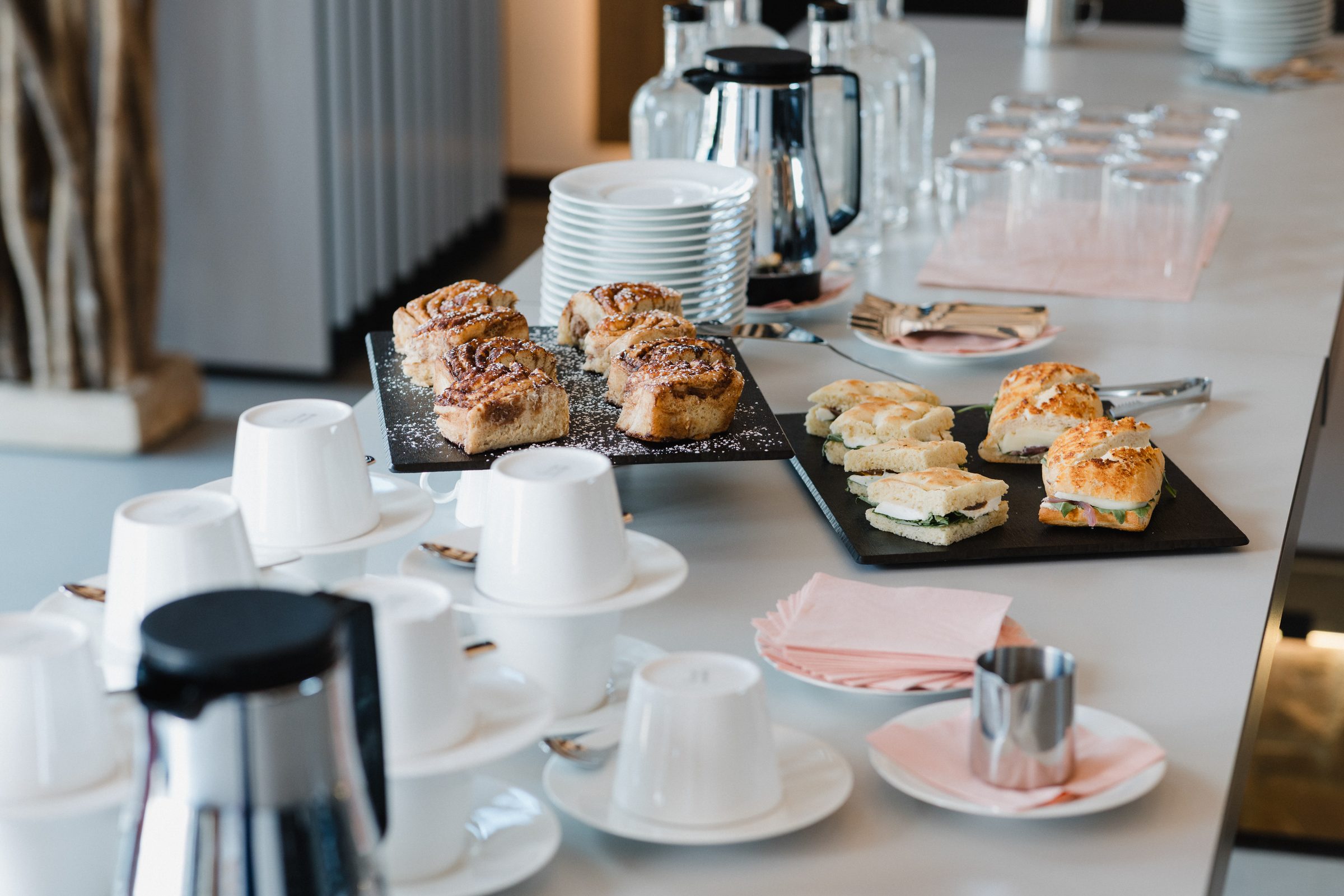 Kaffeepause bei einer Tagung im Hotel Engelhorn mit Zimtschnecken, belegten Sandwiches, Tassen und Kaffeekannen