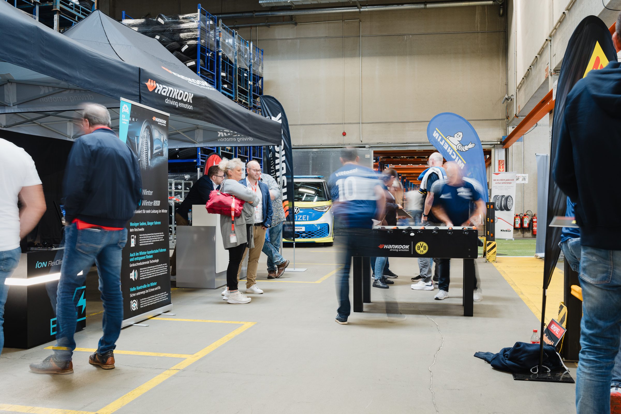 Ausstellerstände und Gäste in der Lagerhalle bei der Tagung von IHLE