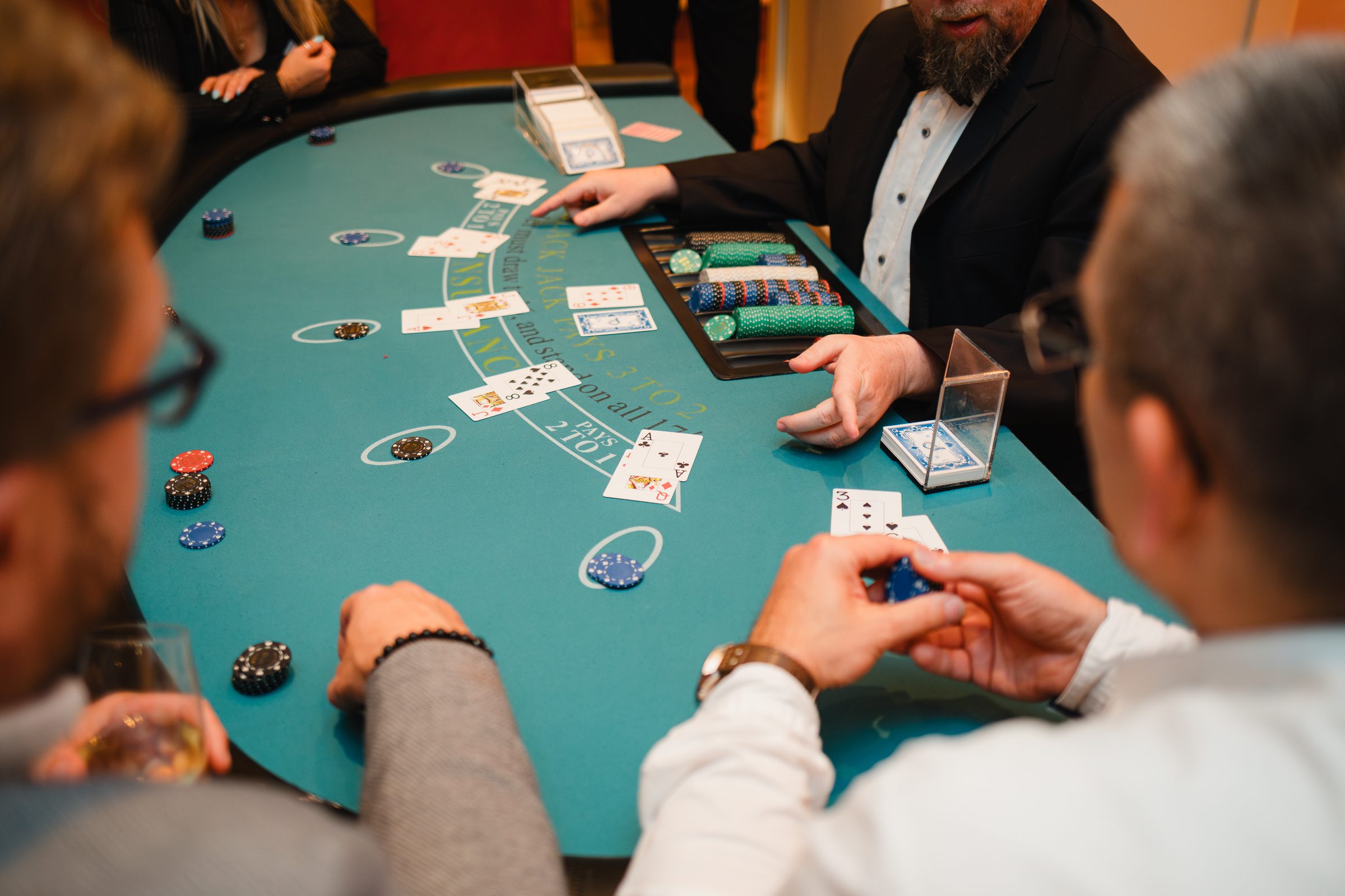 Gäste spielen am Abend der Tagung an einem Spieltisch Karten