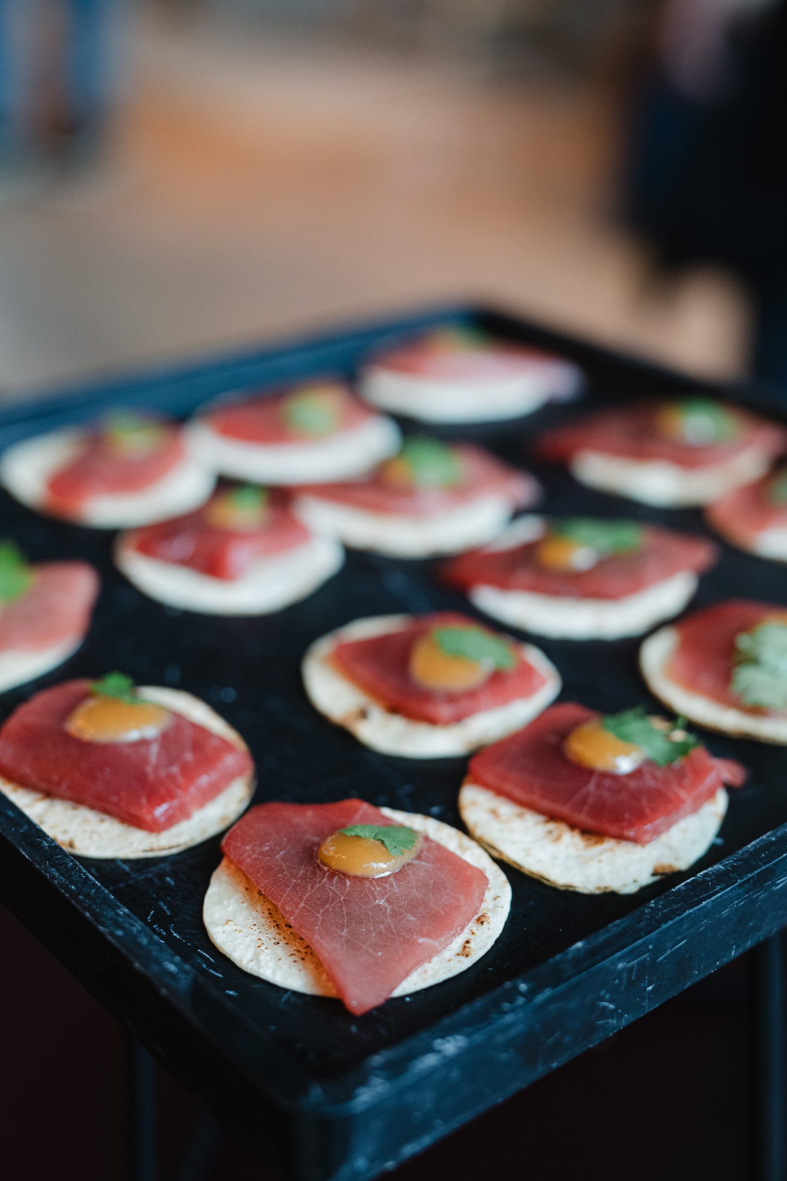Fingerfood mit Thunfisch auf einem dunklen Tablett beim Empfang der Tagung von IHLE