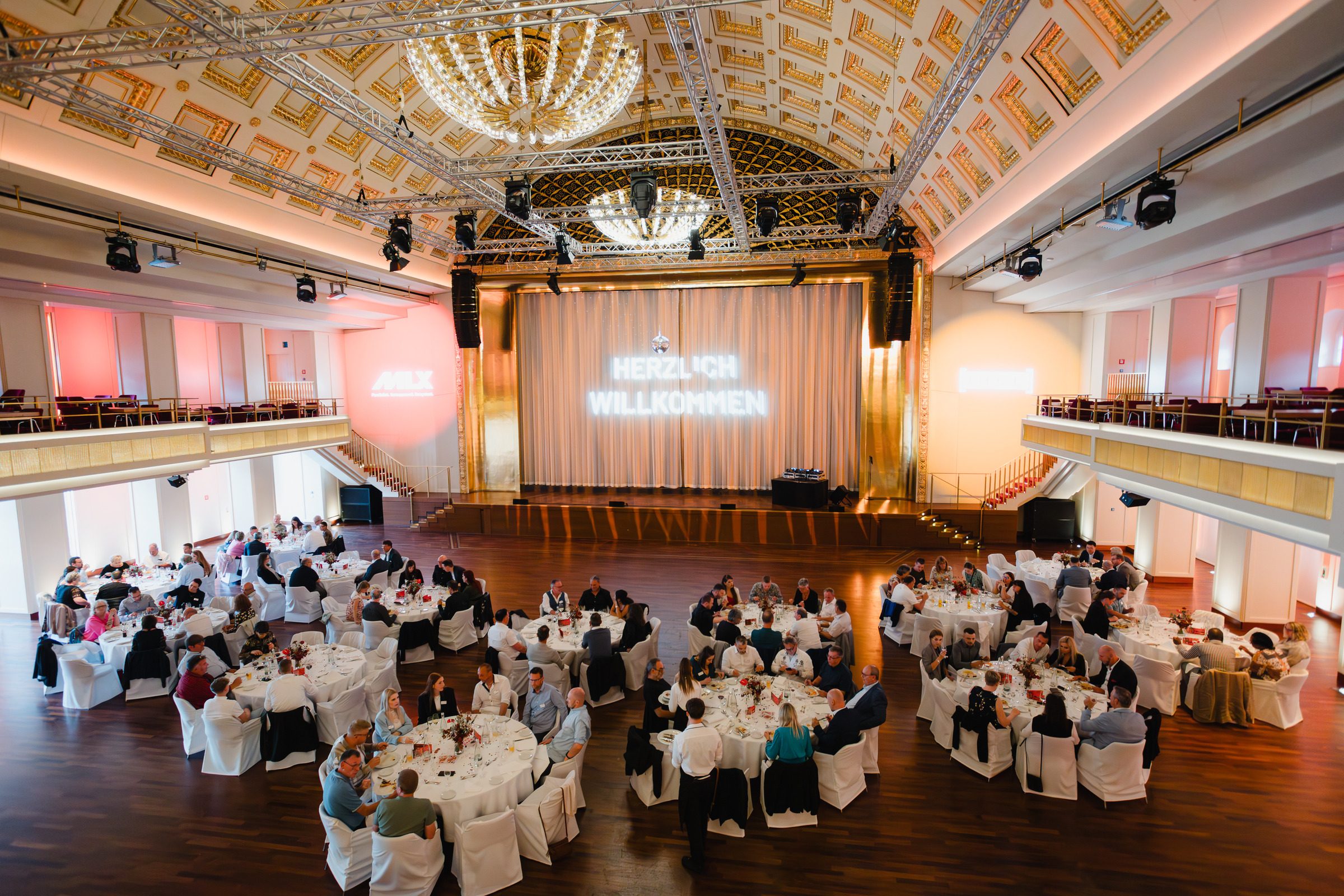 Festsaal im Kurhaus mit Kronleuchtern und Gästen an runden Tischen bei der Tagung von IHLE
