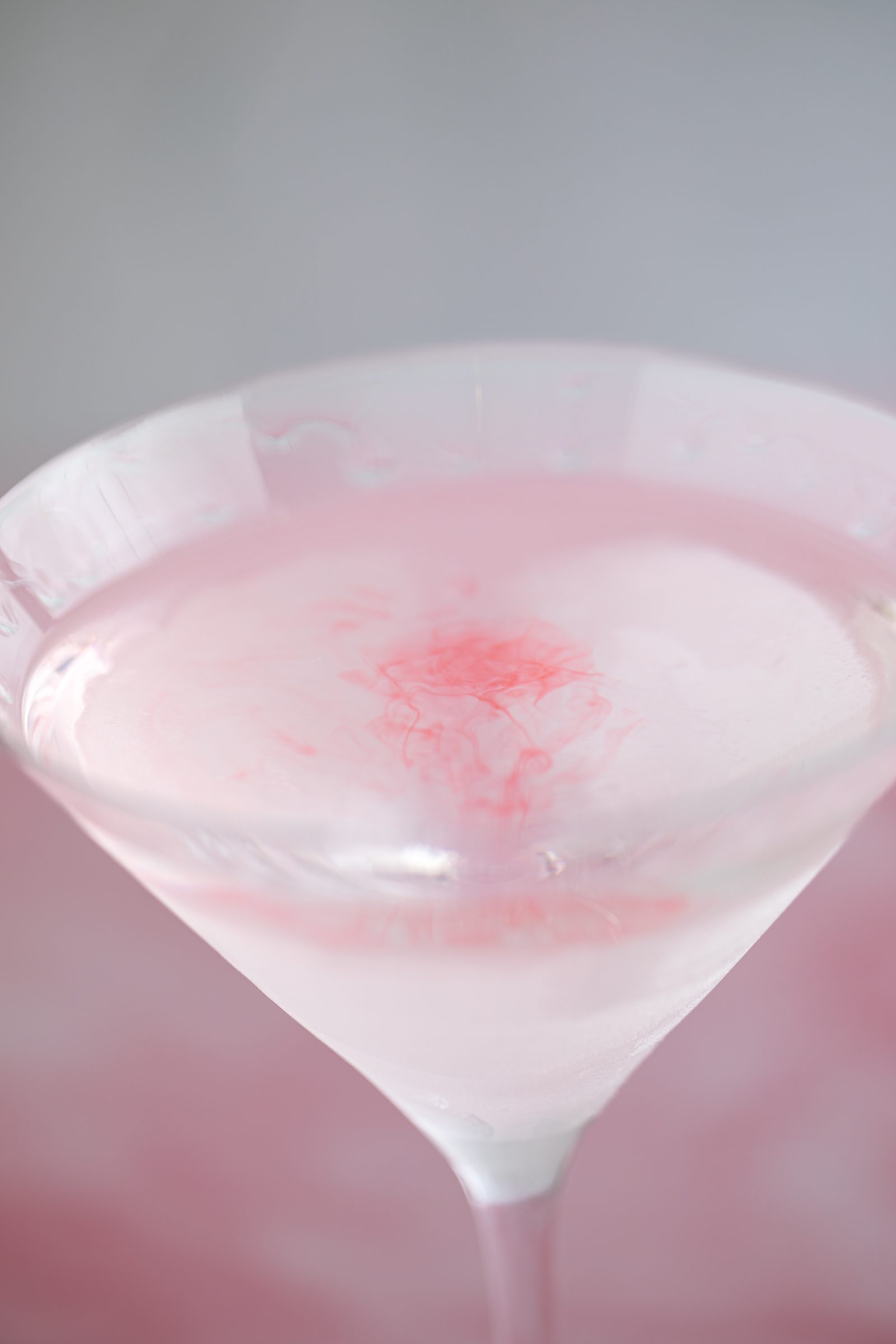 Zartrosa Cocktail in einer Martinischale vor rosa Hintergrund, Cocktailfoto für das Ludwig in Mosbach