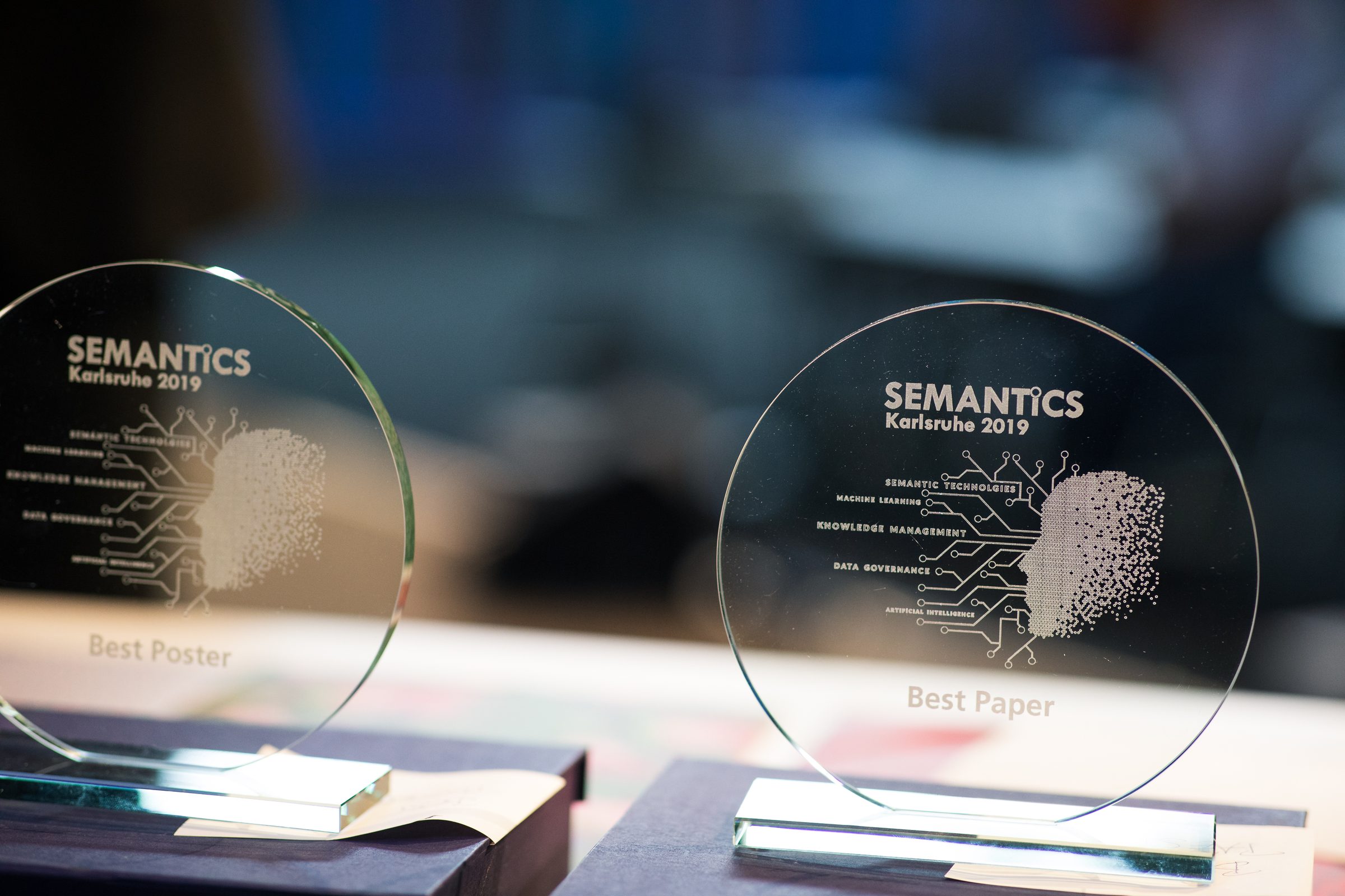 Gläserne Auszeichnungen Best Poster und Best Paper der Konferenz SEMANTiCS Karlsruhe 2019