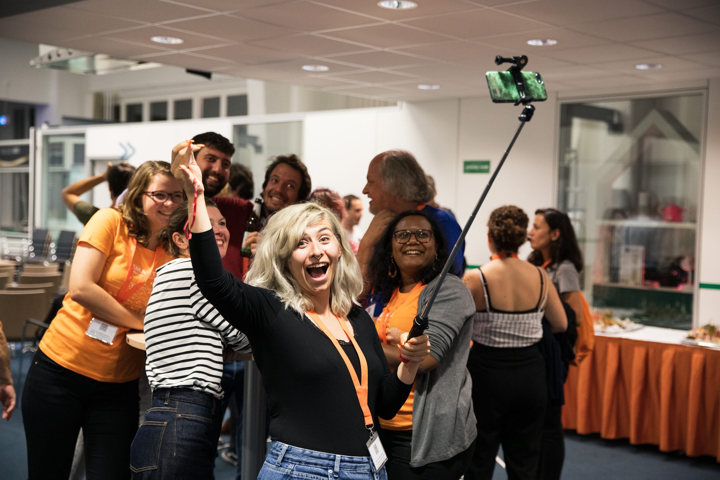 Gruppe macht beim Meetup der Konferenz SEMANTiCS lachend ein Selfie mit einem Selfiestick