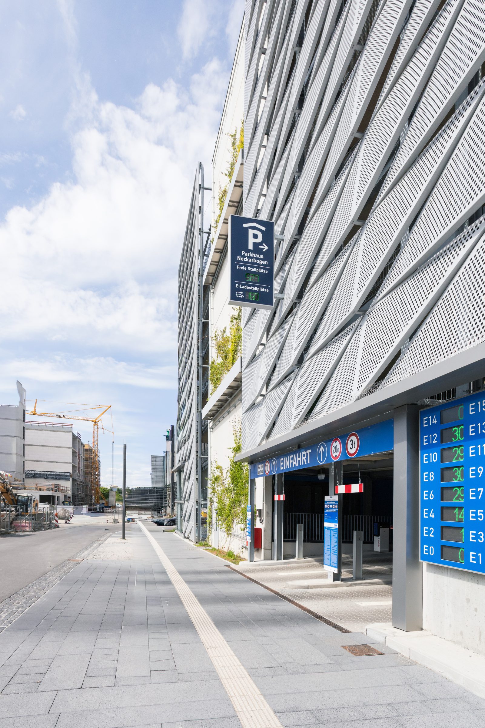 Einfahrt eines Parkhauses der Stadtwerke Heilbronn mit Metallfassade und Anzeigetafel für freie Stellplätze