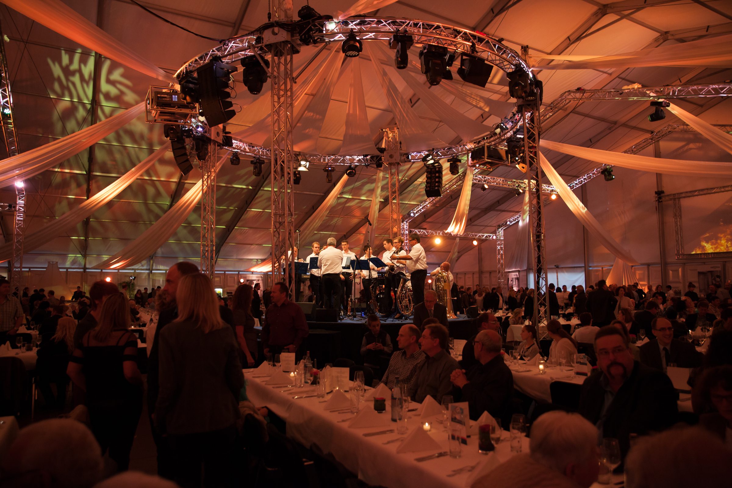Festzelt mit Bühne und gedeckten Tischen beim Firmenjubiläum von Weber Hydraulik