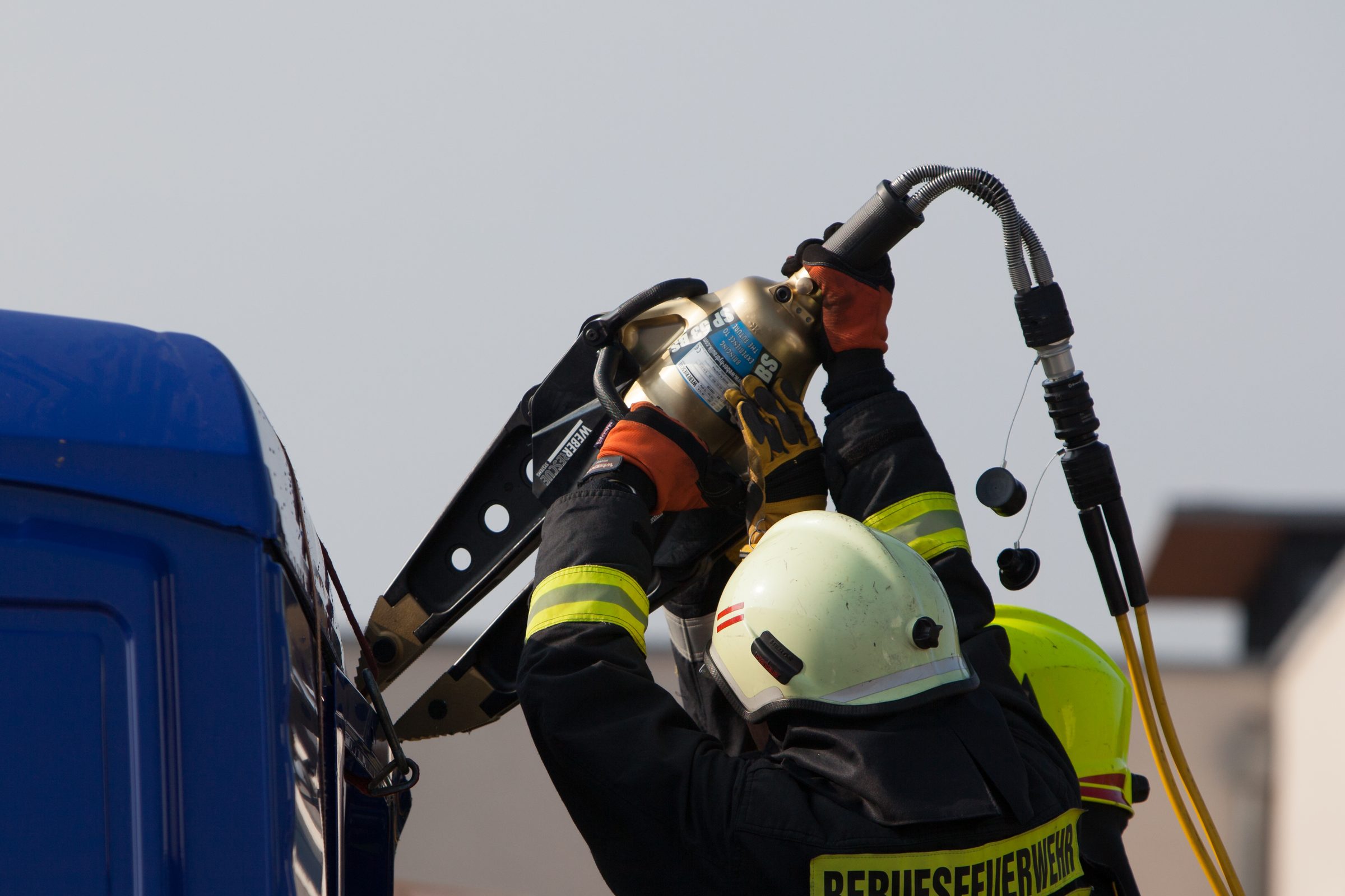 Feuerwehrmann setzt bei den Rescue Days ein hydraulisches Rettungsgerät von Weber Hydraulik an einem Lkw-Führerhaus an