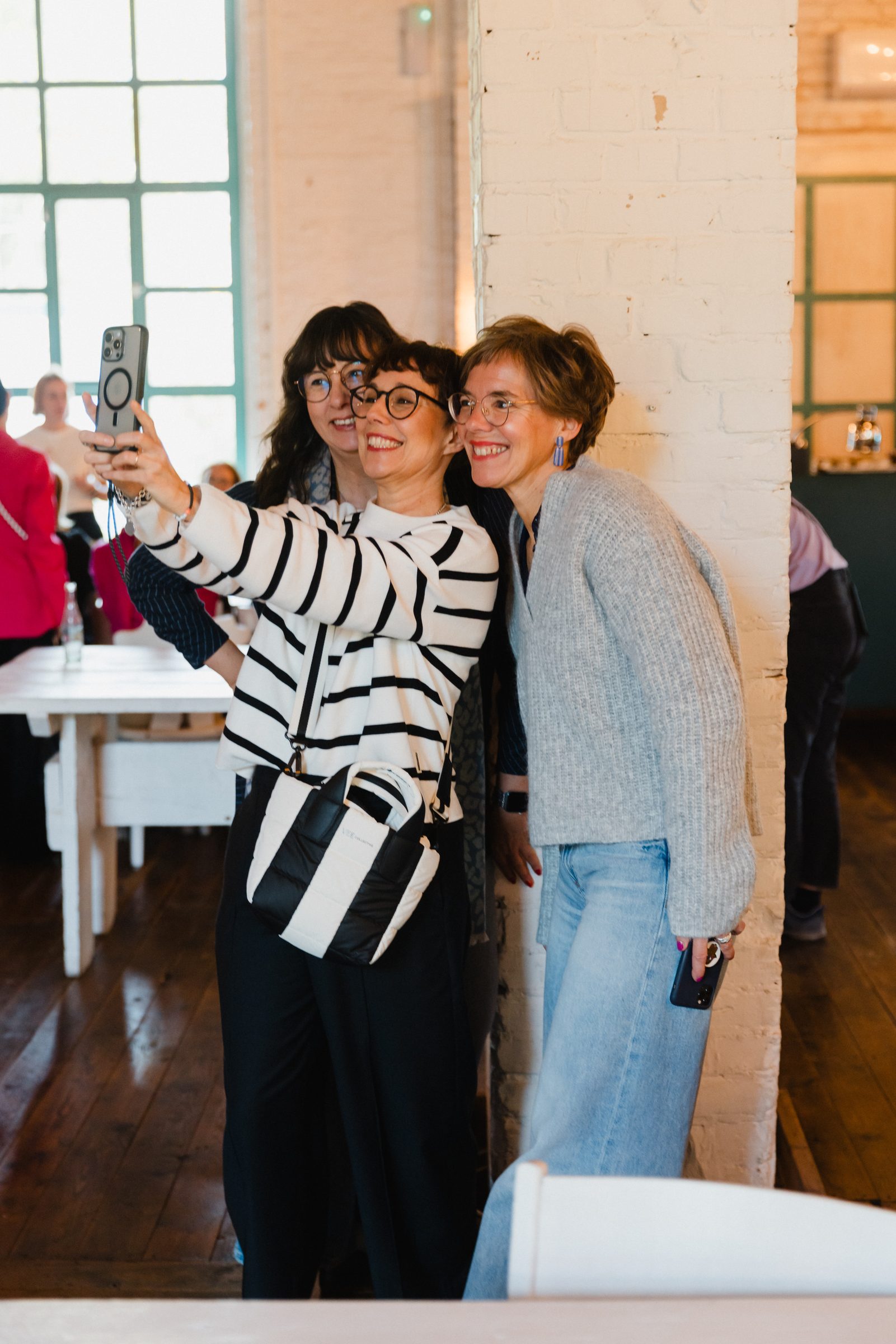 Drei Frauen machen gemeinsam ein Selfie beim Pro Age Event von XbyX