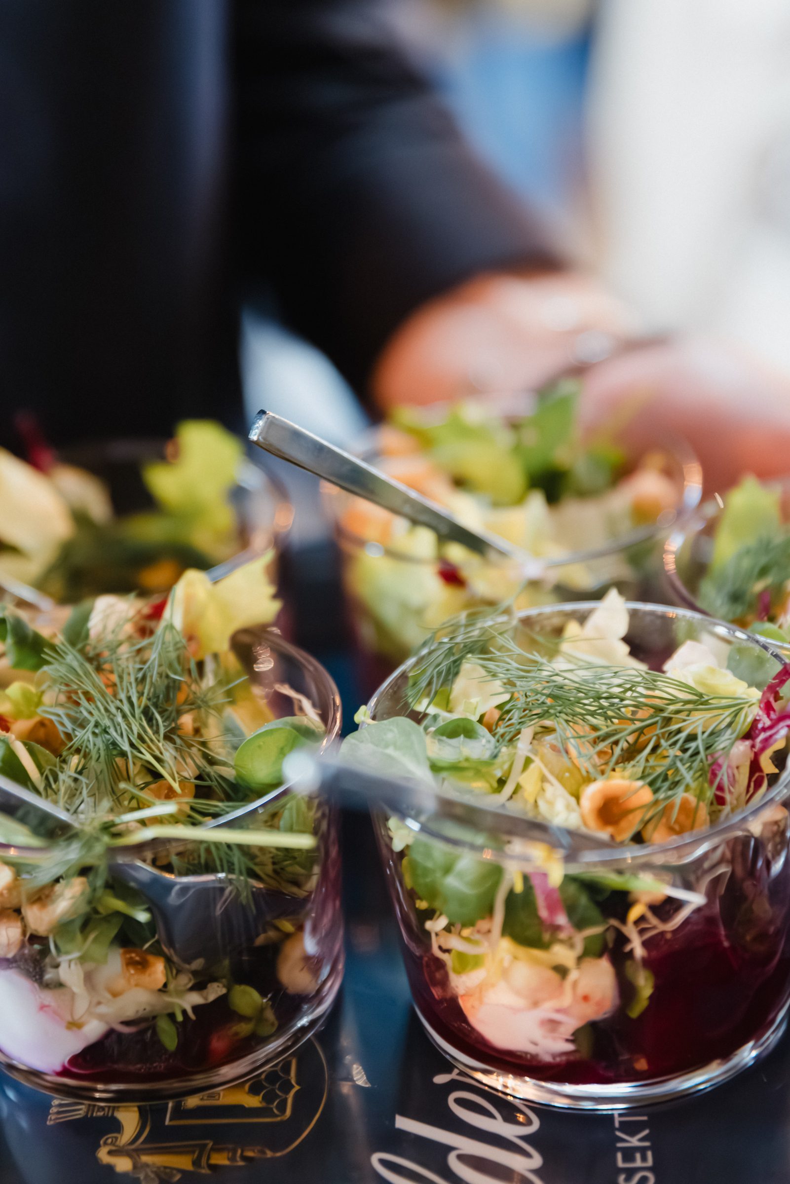 Salat mit Dill und Roter Bete in Gläsern am Buffet beim Pro Age Event von XbyX